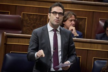Archivo - El ministro de Economía, Carlos Cuerpo, interviene durante una sesión de control al Gobierno, en el Congreso de los Diputados, a 18 de junio de 2025, en Madrid (España). 