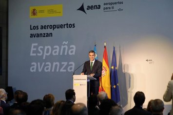 El presidente del Gobierno, Pedro Sánchez, interviene durante la presentación de la propuesta de inversiones de Aena para los aeropuertos españoles, en el aeropuerto de Alicante-Elche Miguel Hernández, a 18 de septiembre de 2025.
