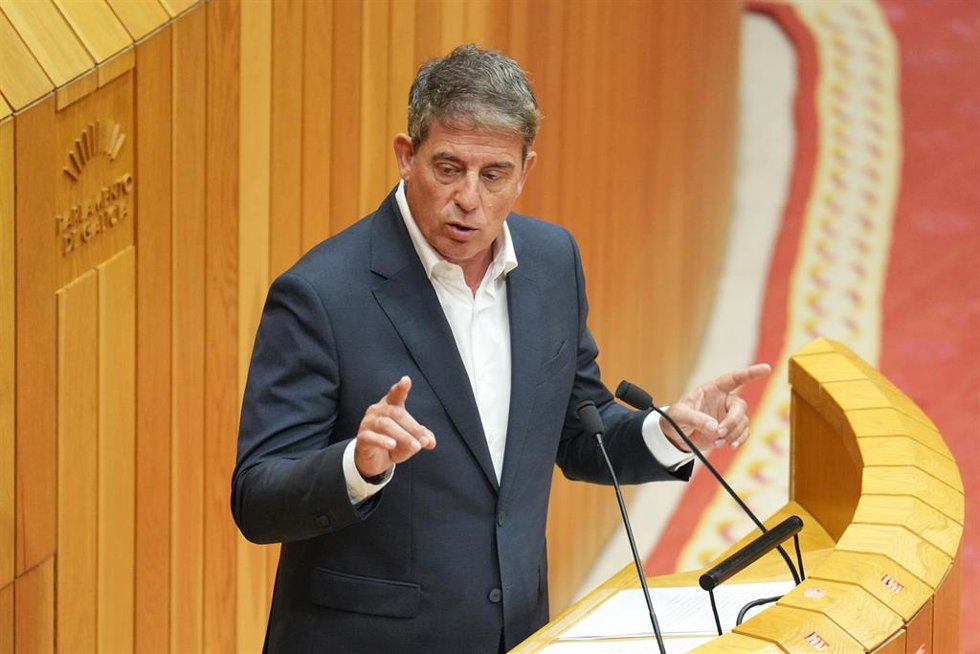El portavoz del grupo parlamentario socialista de Galicia, José Ramón Gómez Besteiro, interviene en el Parlamento gallego.
