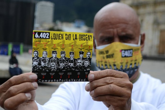 Archivo - Arquivo - 30 de agosto de 2021, Bogotá, Cundinamarca, Colômbia: Um homem segura um cartaz que diz Quem deu a ordem? em repúdio aos mais de 6.402 assassinatos de civis inocentes cometidos pelo exército colombiano durante a ação realizada na Plaza