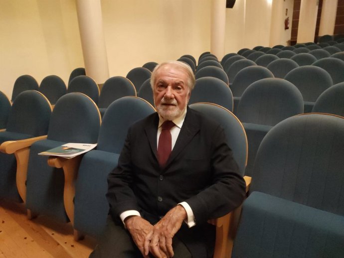El presidente de NEOS, Jaime Mayor Oreja, en la sala Gonzalo de Berceo de Logroño
