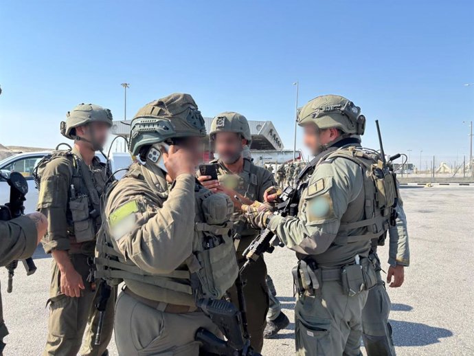 Personal militar israelí en el cruce fronterizo Allenby/Rey Hussein tras un ataque con arma de fuego que ha dejado dos muertos