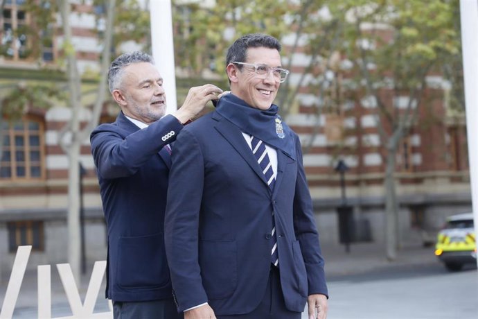 El cocinero Francis Paniego ha ofrecido el pregón anunciador de las fiestas de San Mateo 2025, en un acto que se ha desarrollado en la plaza del Ayuntamiento, en el que también ha intervenido el alcalde de Logroño