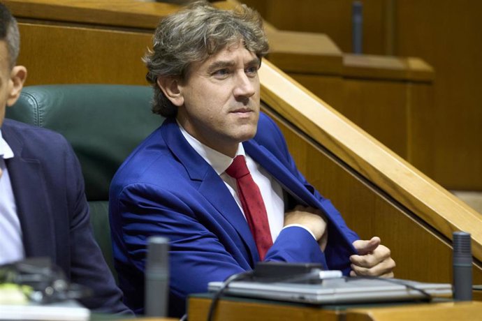El secretario general del PSE-EE, Eneko Andueza, durante un pleno en el Parlamento vasco, a 18 de septiembre de 2025, en Vitoria-Gasteiz, Álava