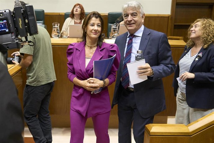 La diputada del PP Laua Garrido y el presidente del PP vasco, Javier De Andrés, llegan al pleno de política general en el Parlamento vasco