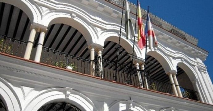 Imagen de la fachada del Ayuntamiento de Almonte (Huelva).