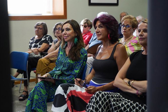 La presidenta de las Cortes de Aragón, Marta Fernández, y la historiadora Carmen Abad.