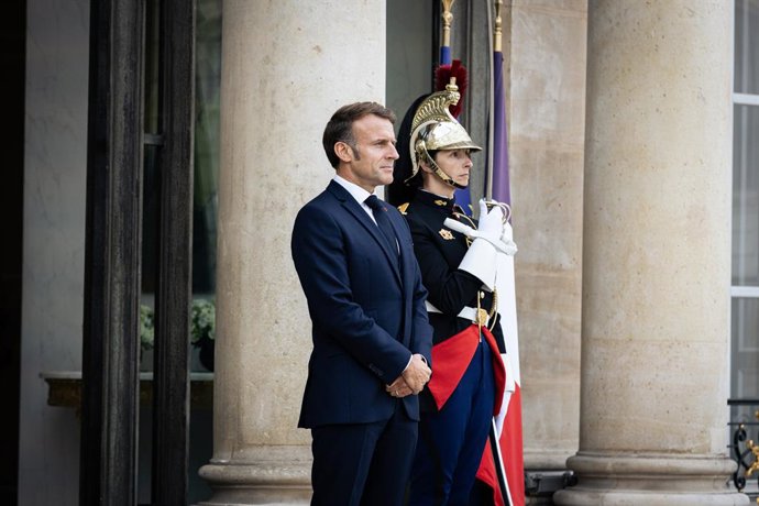 16 de setembro de 2025, Paris, França: O presidente francês Emmanuel Macron é visto na entrada do Palácio Presidencial do Eliseu antes da reunião com o presidente da República da Polônia, Karol Nawrocki. O presidente francês Emmanuel Macron se reuniu com