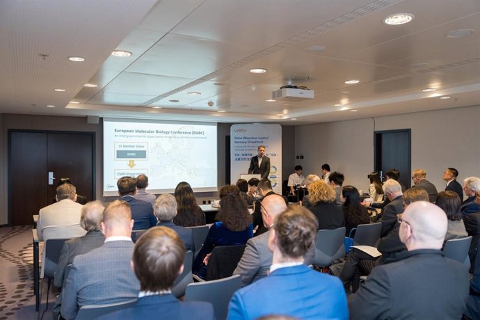 A speaker delivers a presentation at the China (Shenzhen Luohu) - Germany (Frankfurt) Cultural and Tourism Cooperation Exchange Symposium in Frankfurt.