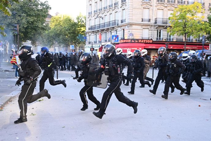 18 de setembro de 2025, Paris, Ile-De-France (Região, França): Confronto entre manifestantes e policiais no final da manifestação de 18 de setembro de 2025 em Paris - 18/09/2025 - França / Ile-de-France (região) / Paris - Julien Mattia / Le Pictorium