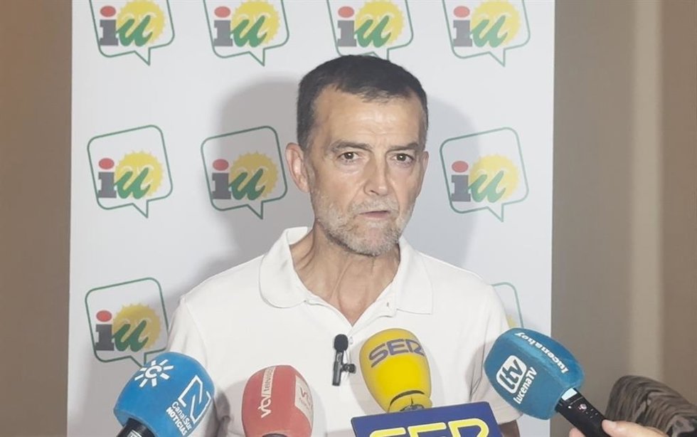 Antonio Maíllo (IU) atiende a los periodistas en Lucena (Córdoba)