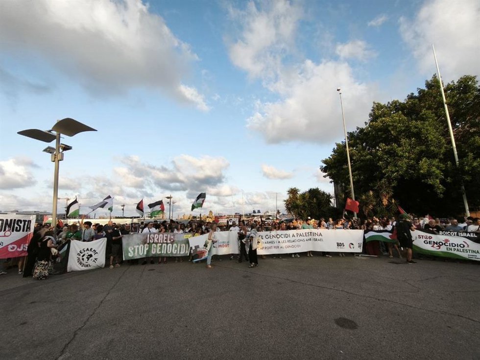 Una concentración en el Puerto de Valncia denuncia el envío de material militar a Israel desde puertos españoles