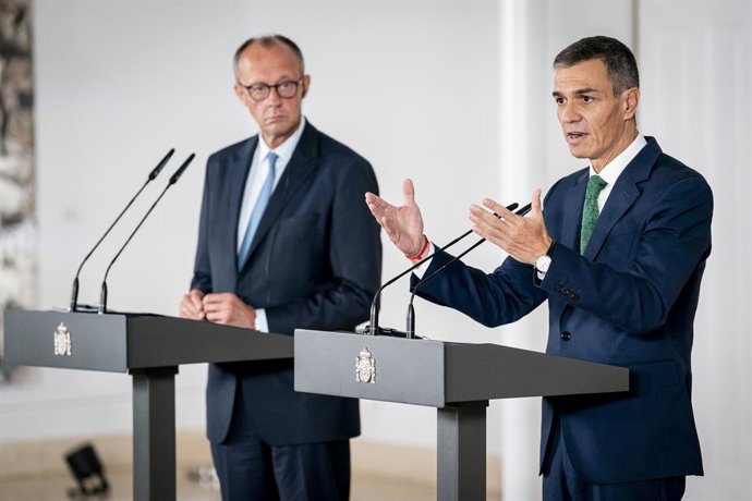 O Presidente do Governo, Pedro Sánchez (à direita), e o Chanceler da República Federal da Alemanha, Friedrich Merz (à esquerda), aparecem diante da mídia após sua reunião no Palácio Moncloa, em 18 de setembro de 2025, em Madri (Espanha). A reunião é
