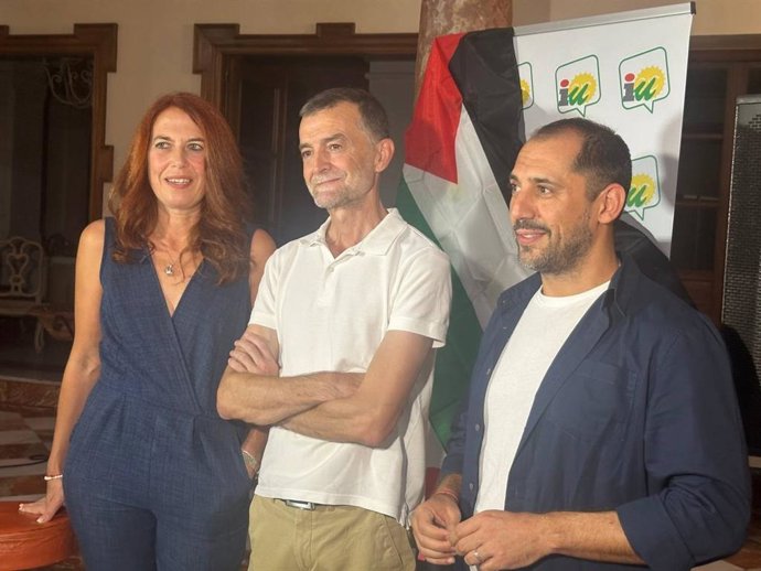 Maíllo (centro), entre María del Mar López y Sebastián Pérez.