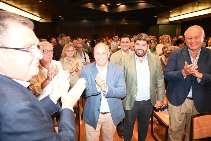 El secretario general del PP, Miguel Tellado, junto al presidente del PP de la Región de Murcia, Fernando López Miras