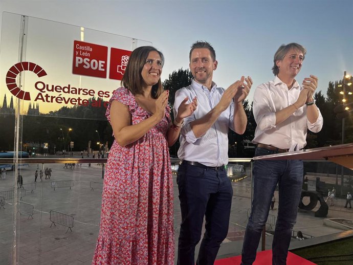 La secretaria provincial del PSOE, Esther Peña; el secretario local, Josué Temiño; y el secretario general del partido en Castilla y León, Carlos Martínez, duante la Fiesta de la Rosa en Burgos