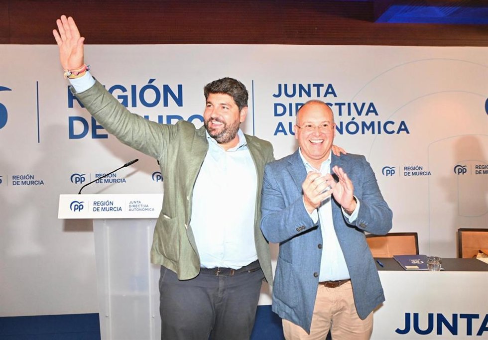 El presidente del PP de la Región de Murcia, Fernando López Miras, junto con el secretario general del PP, Miguel Tellado