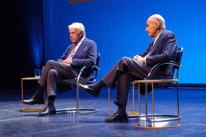 El expresidente del Gobierno Felipe González (i) y el abogado y 'padre' de la Constitución, Miquel Roca (d), durante el acto para conmemorar el 40 aniversario de la adhesión de España a la Unión Europea, en el Auditorium de Palma.