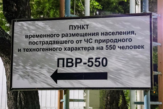 Archivo - Imagen de archivo de una señal en el exterior de un centro de alojamiento temporal para personas evacuadas de las zonas afectadas por el terremoto de Kamchatka de este verano, que fue de magnitud 8,8