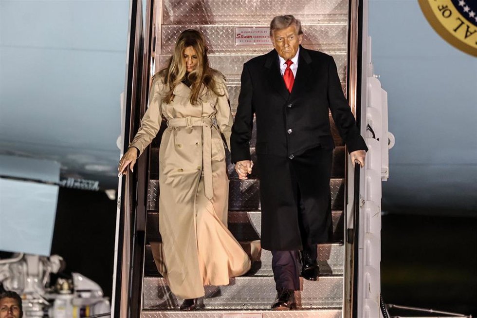El presidente de EEUU, Donald Trump, y la primera dama, Melania, bajan del Air Force One a su llegada a Reino Unido