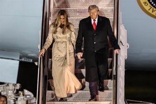 El presidente de EEUU, Donald Trump, y la primera dama, Melania, bajan del Air Force One a su llegada a Reino Unido