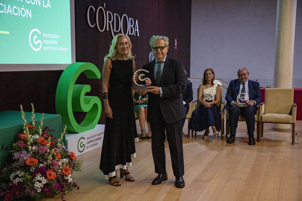 Salvador Fuentes recoge el premio 'María Cañas', entregado por la delegación provincial la AECC en reconocimiento a la colaboración de la institución provincial con la entidad.