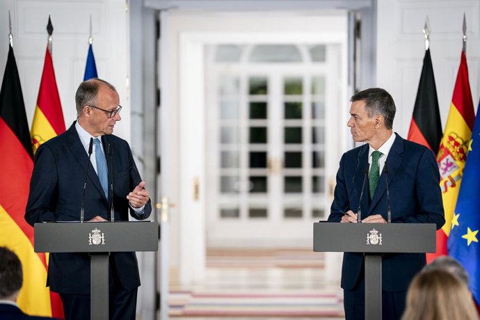 O Presidente do Governo, Pedro Sánchez (à direita), e o Chanceler da República Federal da Alemanha, Friedrich Merz (à esquerda), aparecem diante da mídia após sua reunião no Palácio Moncloa, em 18 de setembro de 2025, em Madri (Espanha). A reunião é