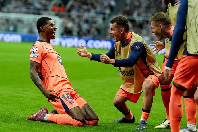 Marcus Rashford (FC Barcelona) celebra el primer gol de su equipo durante el partido de la UEFA Champions League entre el Newcastle United y el FC Barcelona en St. James' Park