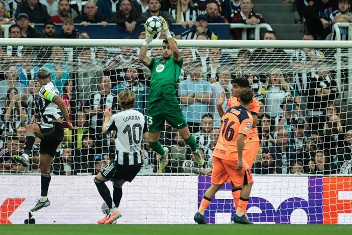 Joan Garcia (FC Barcelona) claims the ball from a corner kick during the UEFA Champions League 2025/26 Newcastle United vs Barcelona at St James's Park