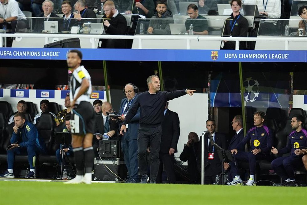 El entrenador del FC Barcelona, Hansi Flick, en el partido contra el Newcastle de la Liga de Campeones en St James' Park