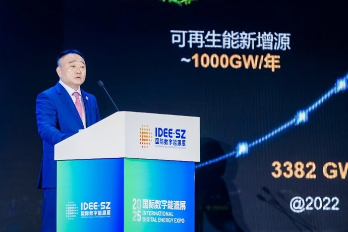 Zhou Jianjun, Vice President of Huawei and President of Global Marketing, Sales and Services of Huawei Digital Power, delivered a keynote speech