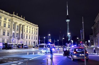 18 September 2025, Berlin: Emergency services gather at Schlossplatz after a World War II bomb was found during construction at the Muehlendamm lock on Fischerinsel. Police said the ordnance will be defused on site, underscoring the lingering legacy of th