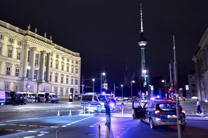 18 September 2025, Berlin: Emergency services gather at Schlossplatz after a World War II bomb was found during construction at the Muehlendamm lock on Fischerinsel. Police said the ordnance will be defused on site, underscoring the lingering legacy of th