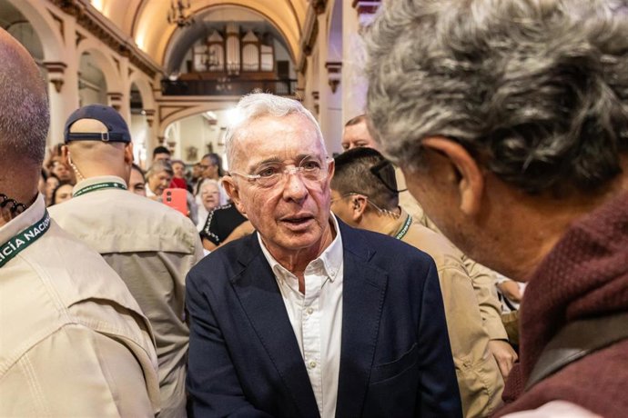 Archivo - El expresidente colombiano Álvaro Uribe Vélez asiste a una misa en Medellín, Colombia, el 27 de julio de 2025, el día anterior a la decisión del jurado en su juicio por manipulación de testigos y fraude.
