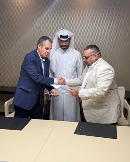 Representante del Gobierno de Colombia y del Clan del Golfo reunidos en Doha junto a las autoridades qataríes