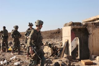 Archivo - QUNEITRA, Dec. 19, 2024  -- Israeli troops are seen at a village near the administrative border between the provinces of Daraa and Quneitra, Syria, on Dec. 17, 2024.   Israeli tanks on Tuesday advanced into a Syrian village near the administrati