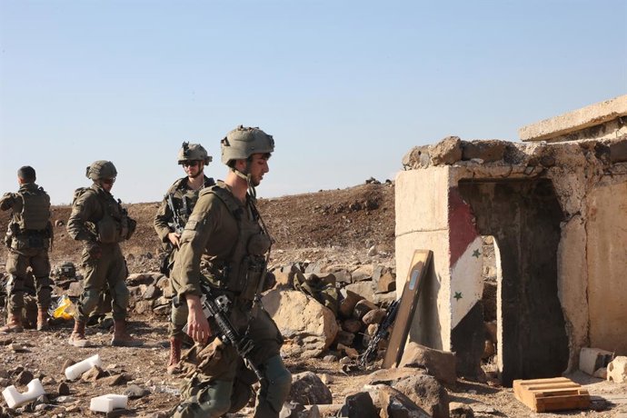 Archivo - QUNEITRA, Dec. 19, 2024  -- Israeli troops are seen at a village near the administrative border between the provinces of Daraa and Quneitra, Syria, on Dec. 17, 2024.   Israeli tanks on Tuesday advanced into a Syrian village near the administrati