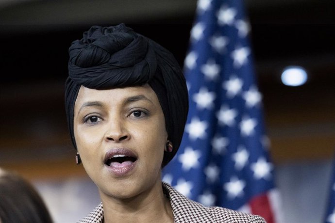 Archivo - Arquivo - 22 de janeiro de 2025, Washington, Distrito de Columbia, EUA: A representante dos Estados Unidos Ilhan Omar (Democrata de Minnesota) faz uma declaração durante uma coletiva de imprensa do Congressional Progressive Caucus pedindo a revo