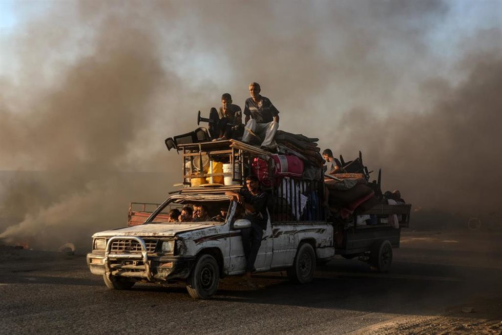 Grupo de palestinos huye en una furgoneta de la ciudad de Gaza