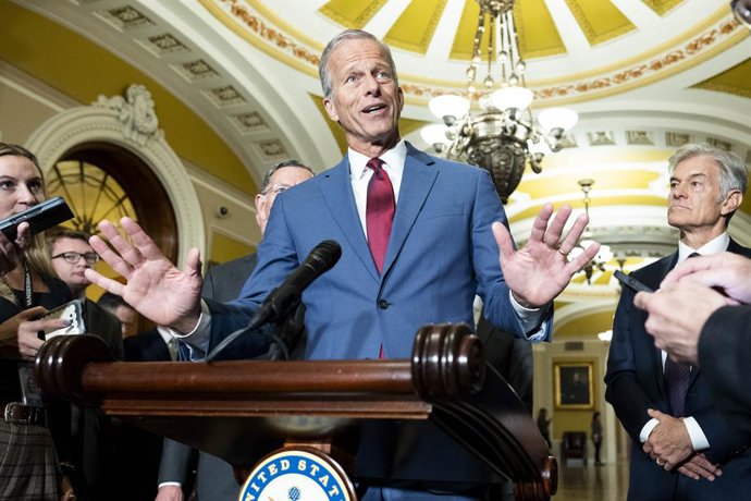 16 de setembro de 2025, Washington, Distrito de Columbia, EUA: O líder da maioria no Senado, JOHN THUNE (R-SD), falando em uma coletiva de imprensa no Capitólio dos EUA.