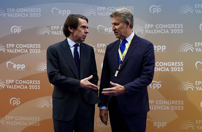Archivo - El expresidente del Gobierno, José María Aznar (I), y el presidente del PP, Alberto Núñez Feijóo (D), en la clausura del congreso del Partido Popular Europeo (PPE), a 30 de abril de 2025, en Valencia, Comunidad Valenciana (España). 