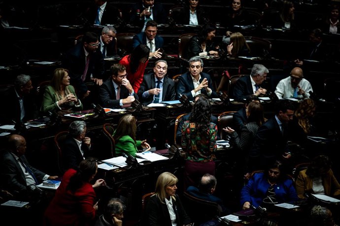 17 de setembro de 2025, Caba, Buenos Aires, Argentina: A Câmara dos Deputados desferiu um golpe esmagador contra o partido governista e pôs fim aos ataques de motosserra do governo à saúde e à educação. Com uma maioria superior a dois terços, a oposição r