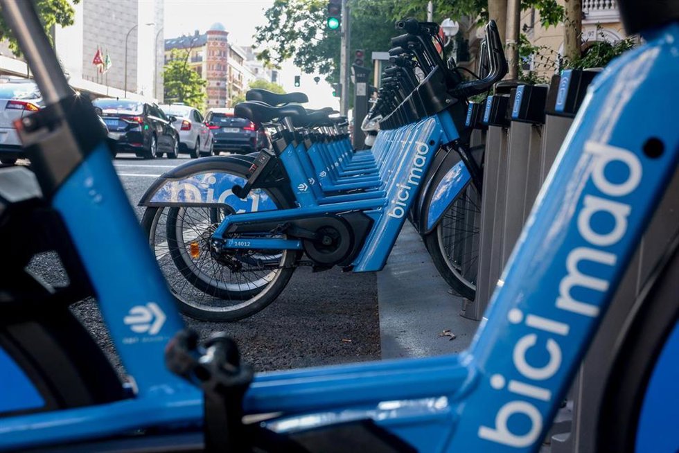 Archivo - Varias bicicletas de bicimad aparcadas