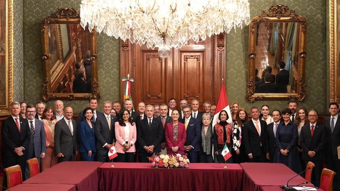 No centro, a presidente mexicana Claudia Sheinbaum e, à sua esquerda, o primeiro-ministro canadense Mark Carney.