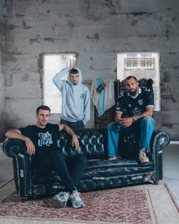 Los futbolistas Iván Villar y Borja Iglesias junto al rapero Hard GZ, encargado de ponerle voz al nuevo himno del RC Celta de Vigo