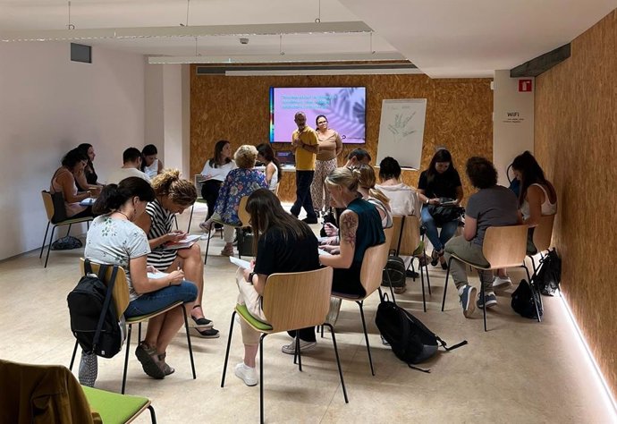 Formació impartida per la Fundació Enllaç en el Centre LGTBI de Barcelona.