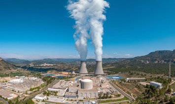 Archivo - Mazón afirma que si el Gobierno cierra las centrales nucleares "será uno de los mayores desastres que podemos tener"