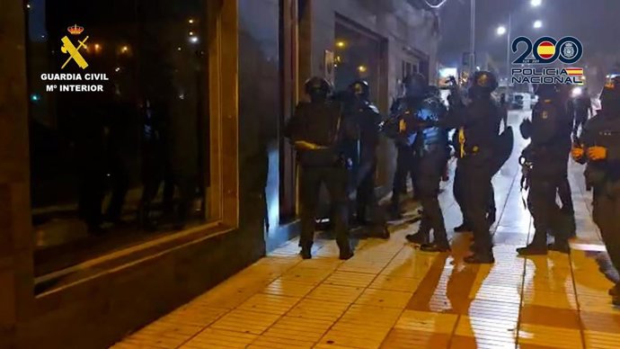 Oficiais da Guardia Civil e da Polícia Nacional em uma das intervenções.