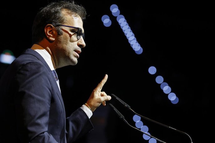 El ministro de Economía, Comercio y Empresa, Carlos Cuerpo, interviene durante la Noche de la Economía Valenciana en el Roig Arena, a 17 de septiembre de 2025, en Valencia, Comunidad Valenciana (España). Esta cita está organizada por la Cámara de Comercio