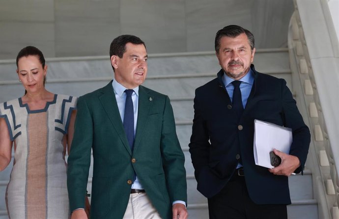 Archivo - El presidente de la Junta de Andalucía, Juanma Moreno (i), junto al portavoz del Grupo Parlamentario Popular, Toni Martín (d), antes de entrar al Pleno del Parlamento andaluz en una imagen de archivo